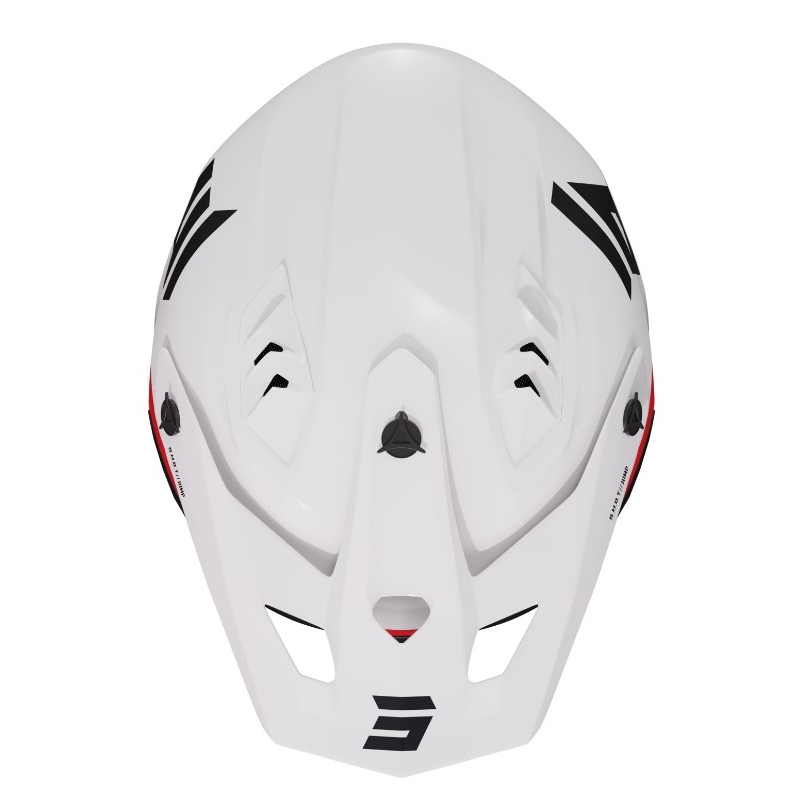 Trucchi di salto con il casco da moto nero-rosso-bianco