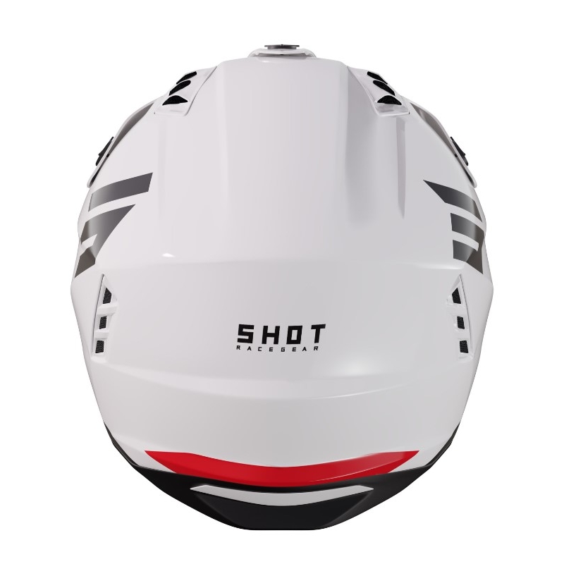 Trucchi di salto con il casco da moto nero-rosso-bianco