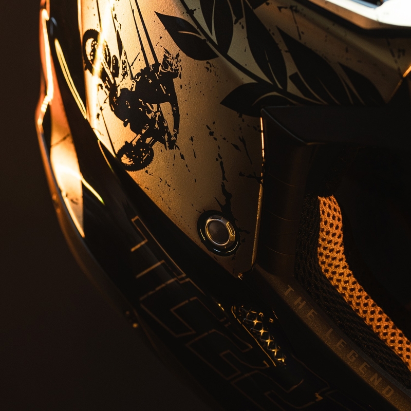 Casco motocross Airoh Aviator 3.0 "TC 222 THE LEGEND" nero-oro