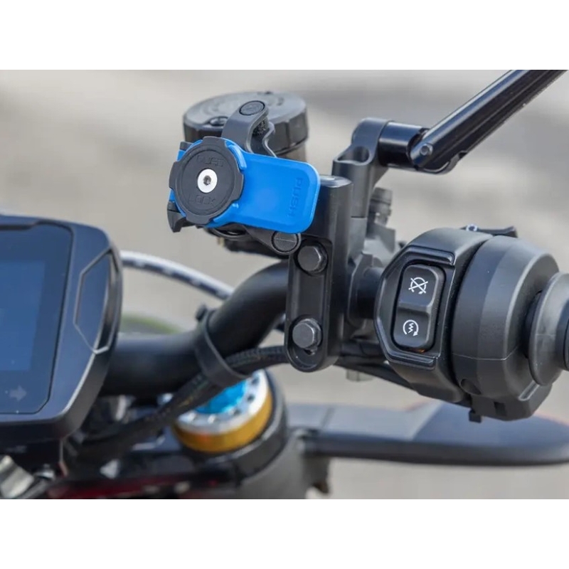 Base di montaggio frizione per moto Quad Lock® montata sulla staffa della pompa freno/frizione