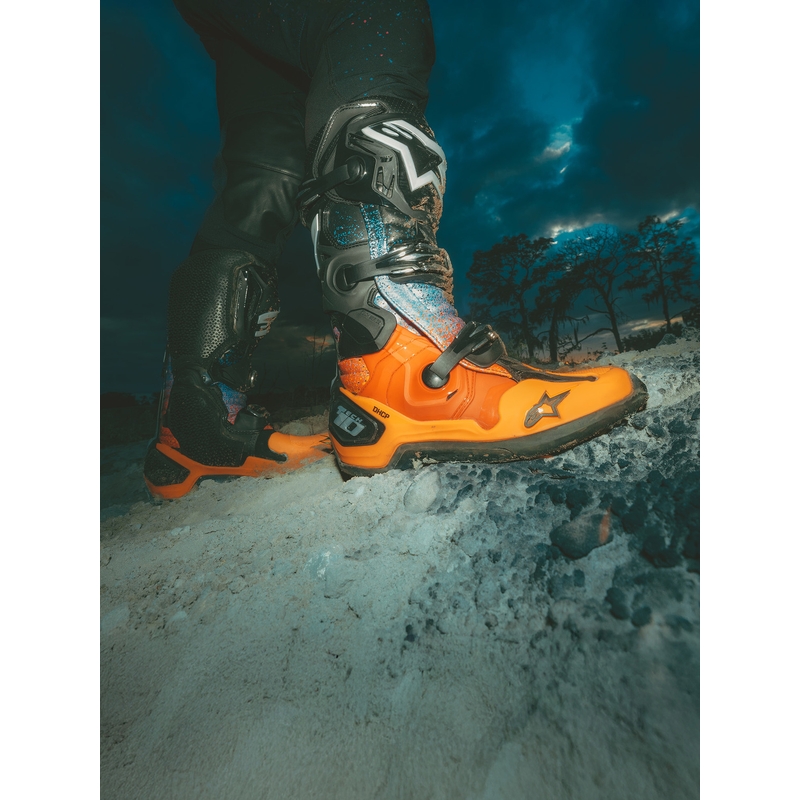 Stivali da moto Alpinestars Tech 10 Limited Edition Black Hole di colore nero