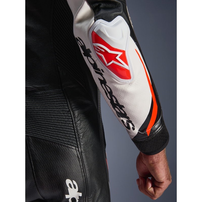 Tuta da moto intera in pelle Alpinestars GP TECH V5, nera, bianca e rosso fluo.