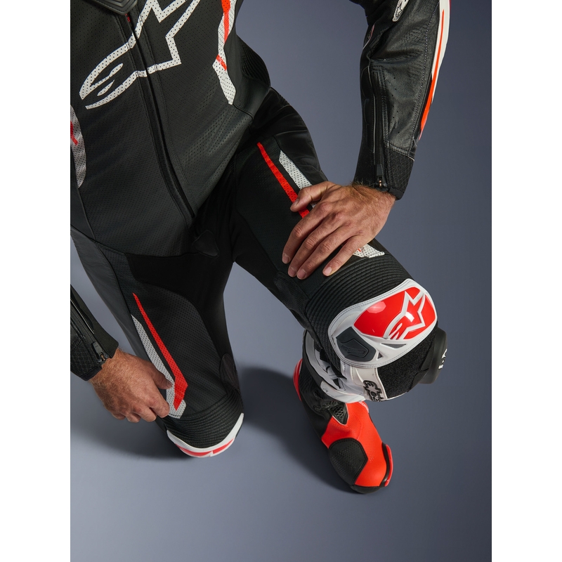Tuta da moto intera in pelle Alpinestars GP TECH V5, nera, bianca e rosso fluo.