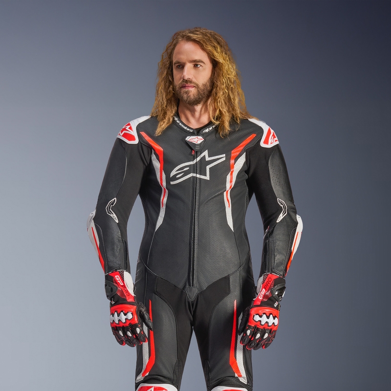 Tuta da moto intera in pelle Alpinestars GP TECH V5, nera, bianca e rosso fluo.