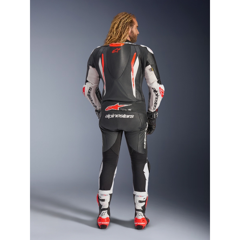 Tuta da moto intera in pelle Alpinestars GP TECH V5, nera, bianca e rosso fluo.