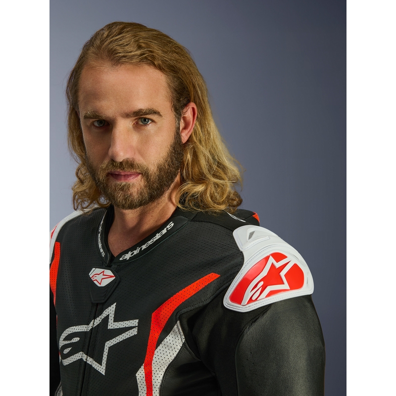 Tuta da moto intera in pelle Alpinestars GP TECH V5, nera, bianca e rosso fluo.