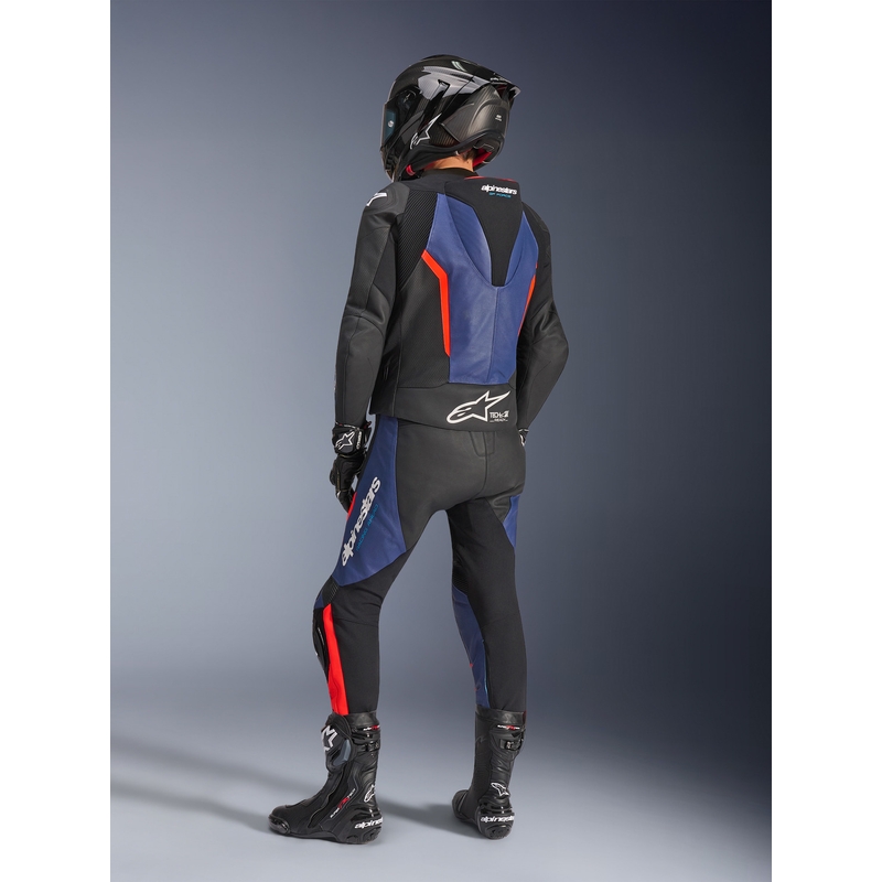Tuta da moto Alpinestars GP Force V2 a due pezzi, nera, blu e rosso fluo.