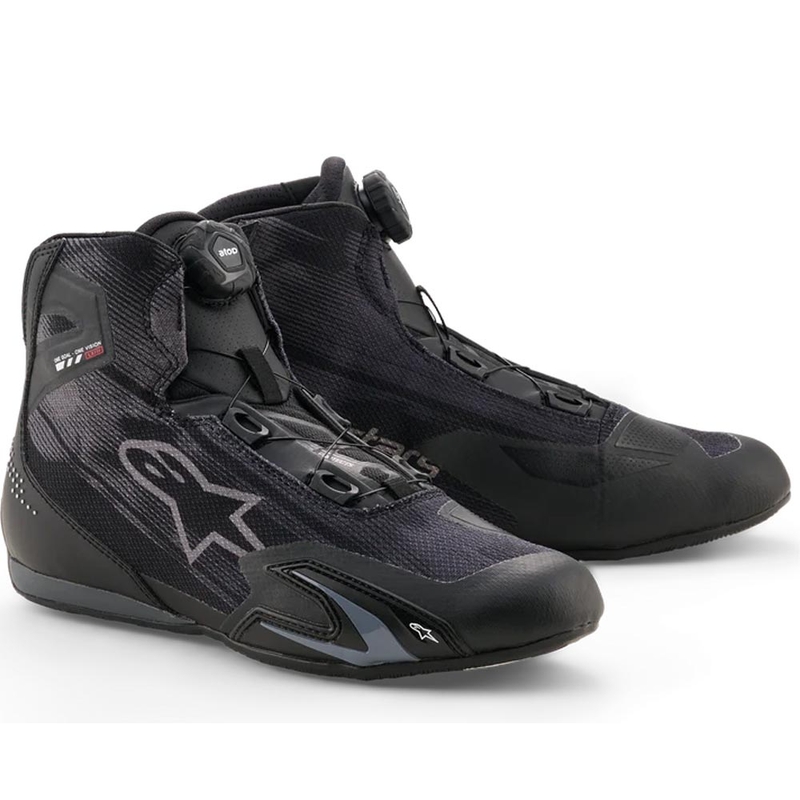 Stivali da moto ventilati Alpinestars Celer, neri e grigio scuro.