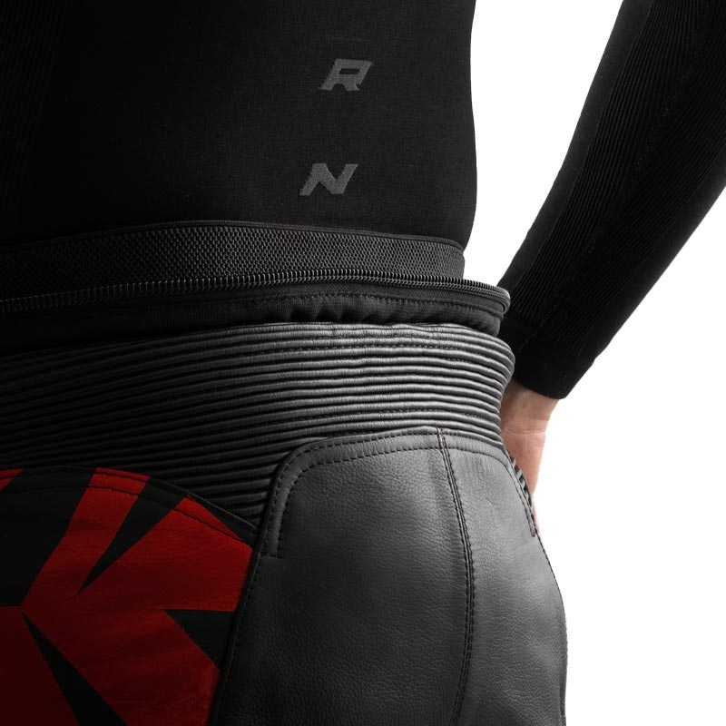 Pantaloni da motociclista in pelle Rebelhorn Inferno, neri e rosso fluo.