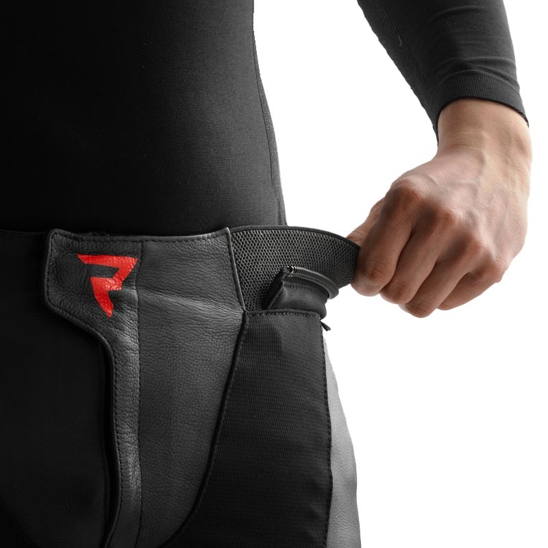 Pantaloni da motociclista in pelle Rebelhorn Inferno, neri e rosso fluo.