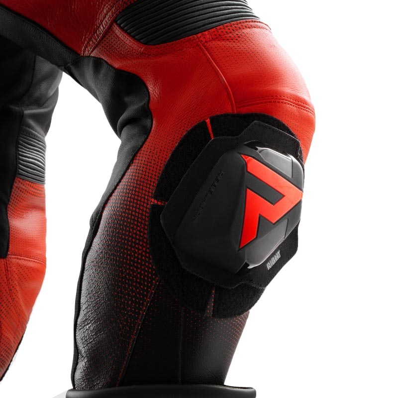 Pantaloni da motociclista in pelle Rebelhorn Inferno, neri e rosso fluo.