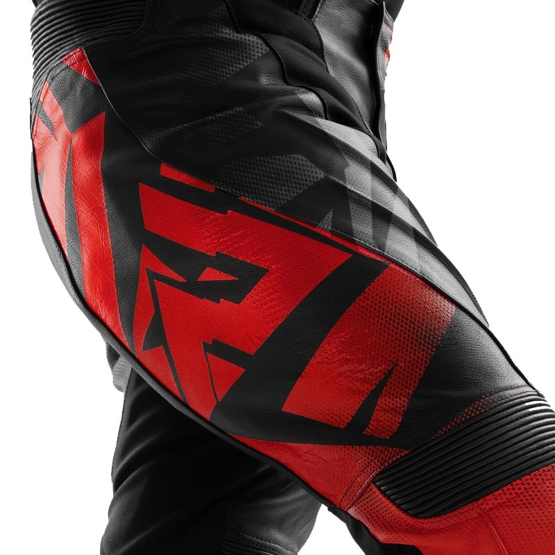 Pantaloni da motociclista in pelle Rebelhorn Inferno, neri e rosso fluo.
