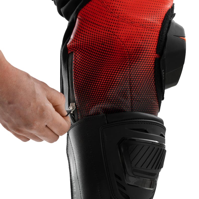 Pantaloni da motociclista in pelle Rebelhorn Inferno, neri e rosso fluo.