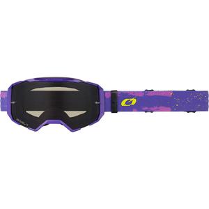 Occhiali da motocross O'Neal B-22, colore viola-giallo fluo con lenti in plexiglass grigio.